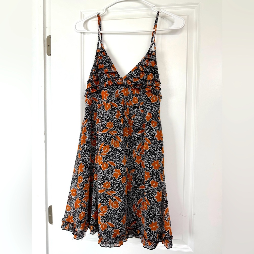 Size medium, fits small/medium. Cute flowy summer dress